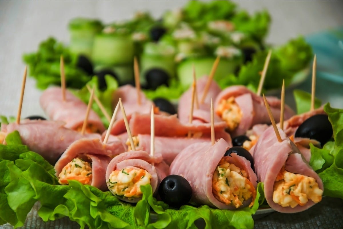 Vorspeise aus Schinkenröllchen mit Eiersalat und Karotten zu Silvester