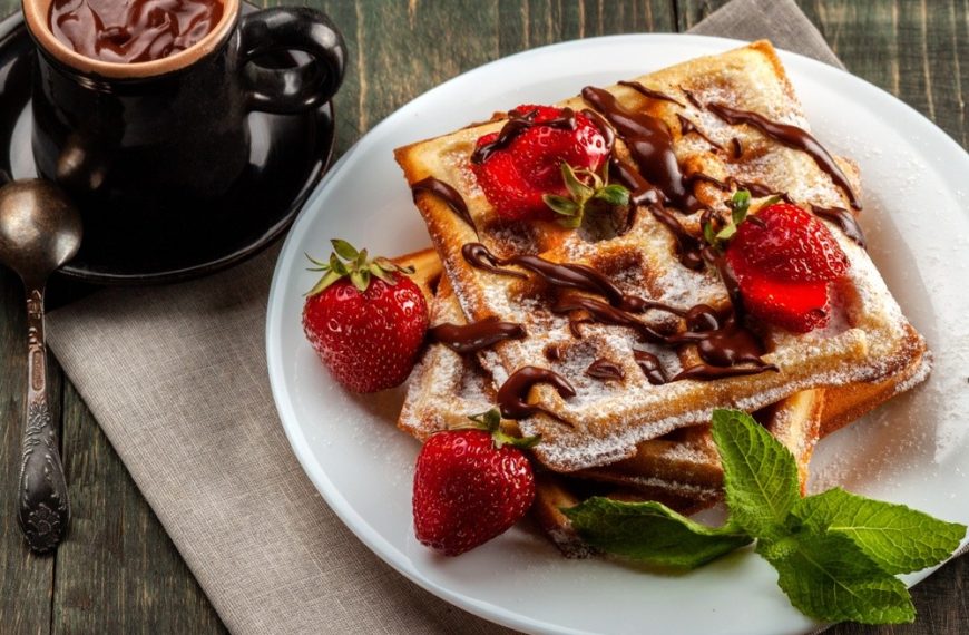Waffeln aus Quark mit Erdbeeren und Schokolade