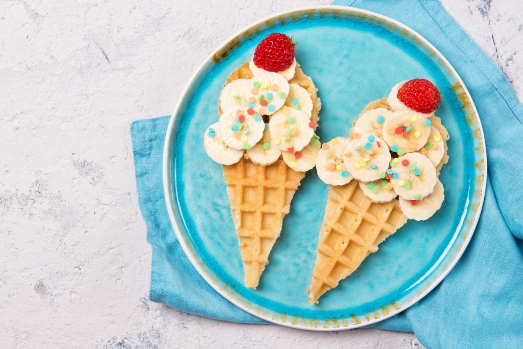 Waffeln mit Bananen als Eisdessert für Kinder