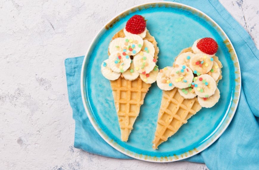 Waffeln mit Bananen als Eisdessert für Kinder
