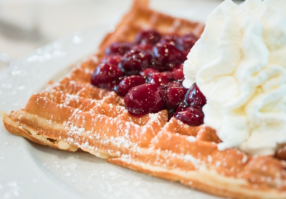 Waffeln mit heißen Kirschen und Sahne