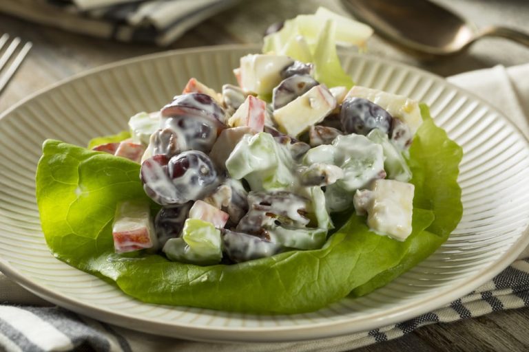 Obstsalat mit Trauben, Äpfeln und Frischkäsecreme