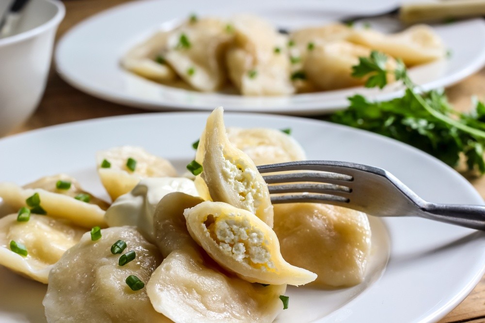 Wareniki aus Kartoffelteig mit Quark Füllung und Schmand Sauce