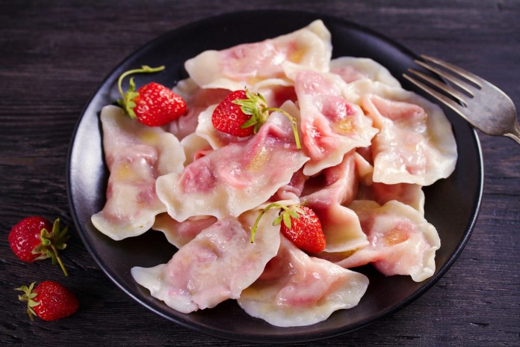Wareniki mit Erdbeeren – Fruchtige Maultaschen mit Erdbeerfüllung