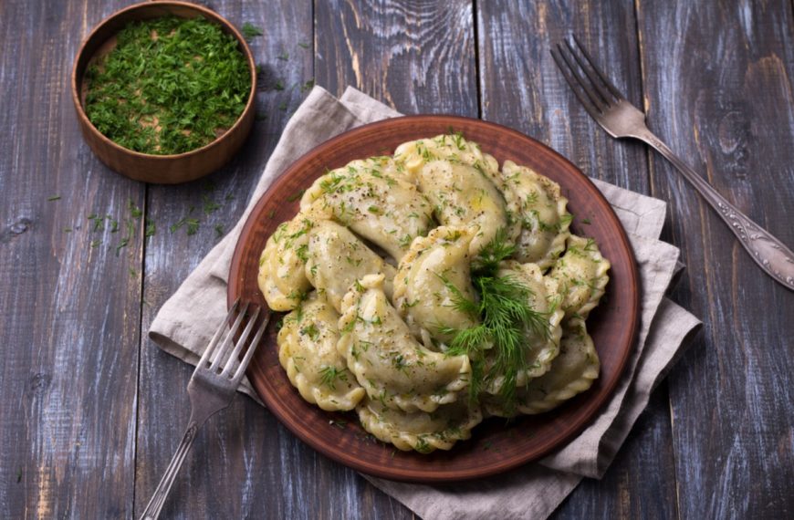 Wareniki mit körnigem Frischkäse, Schnittlauch und Dill