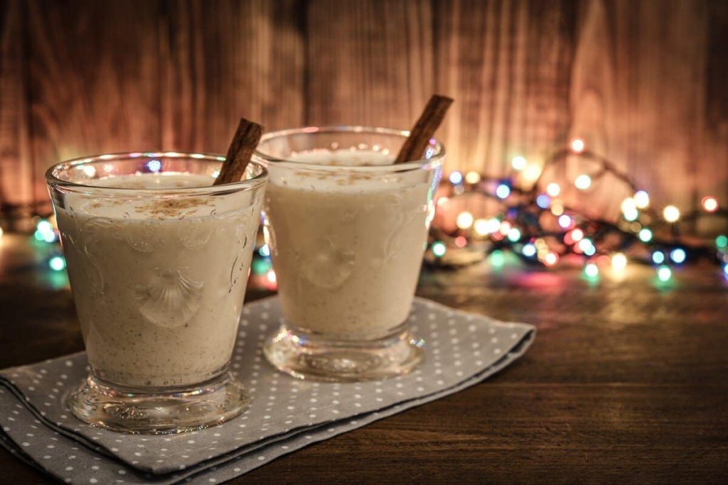 Warme Milch mit Sahnelikör, Whiskey und Gewürzen