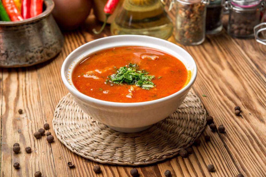 Warme Tomatensuppe mit Couscous und Rindfleisch