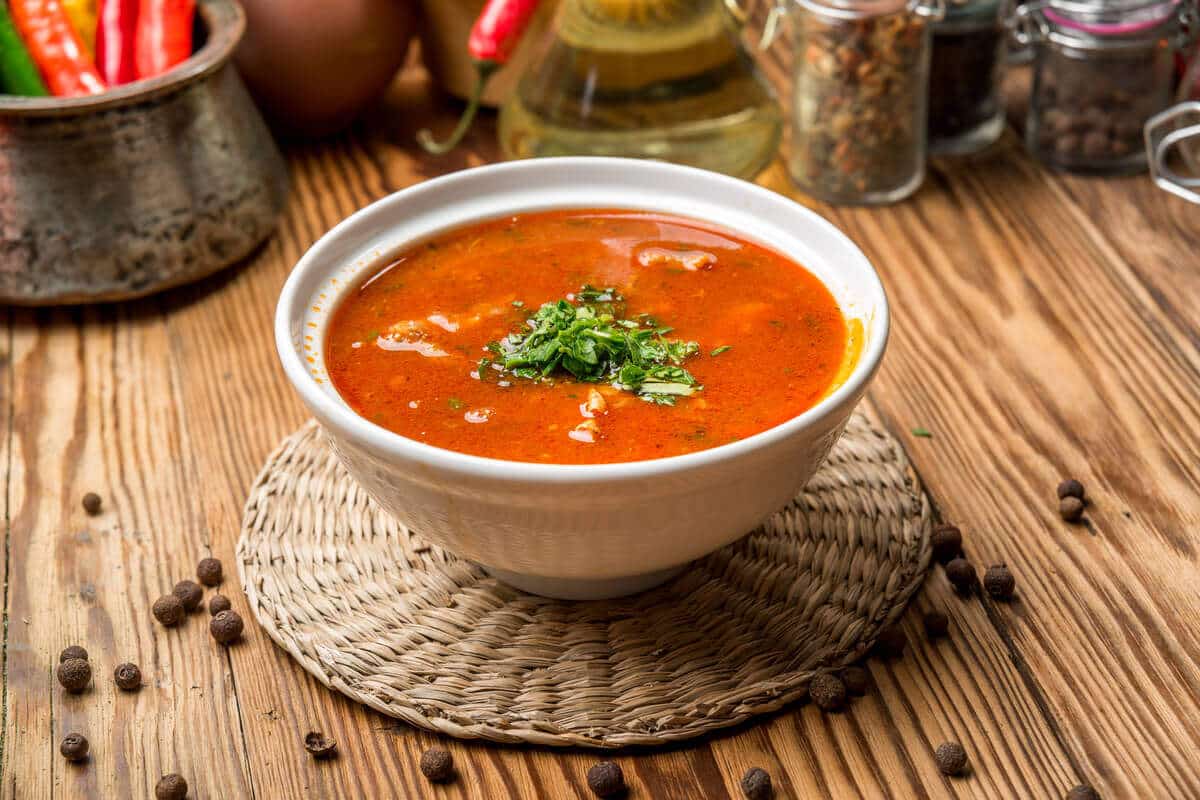 Warme Tomatensuppe mit Couscous und Rindfleisch