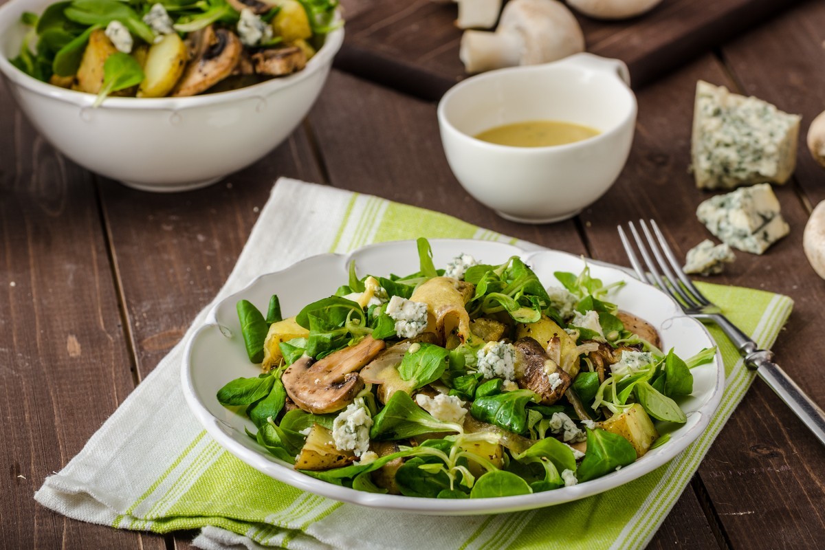 Warmer Champignonsalat mit Kartoffeln und Blauschimmelkäse