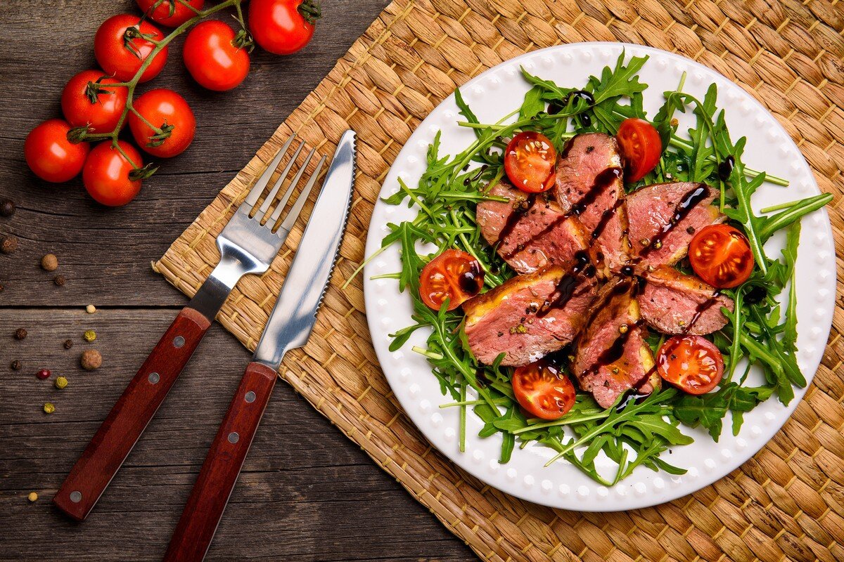 Warmer Entenbrustsalat mit Tomaten und Rucola