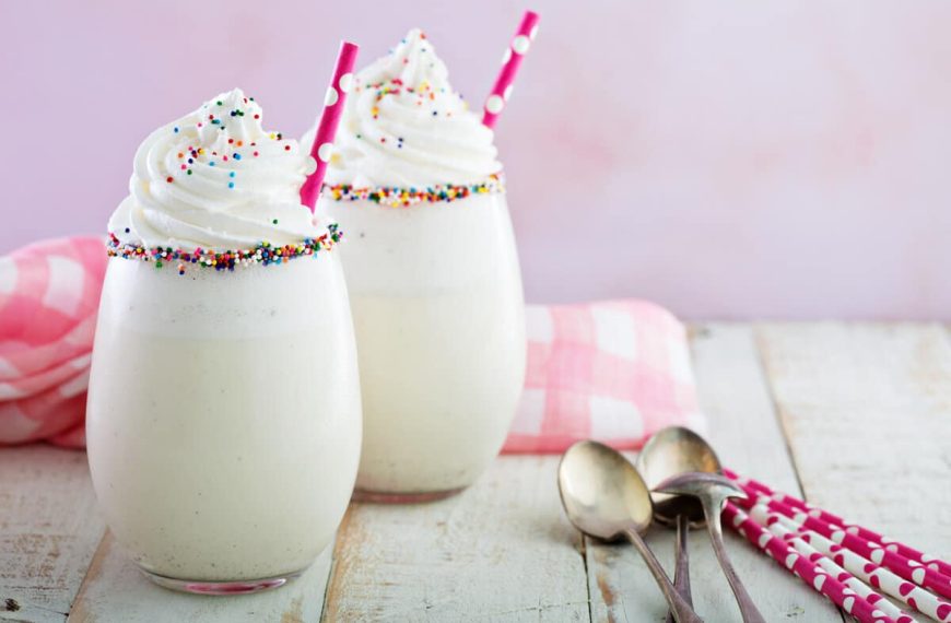 Warmer Milchshake mit Milchmädchen, Sahne und Vanilleextrakt