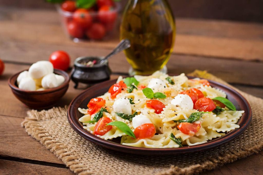 Warmer Nudelsalat Caprese mit Tomaten und Mozzarella