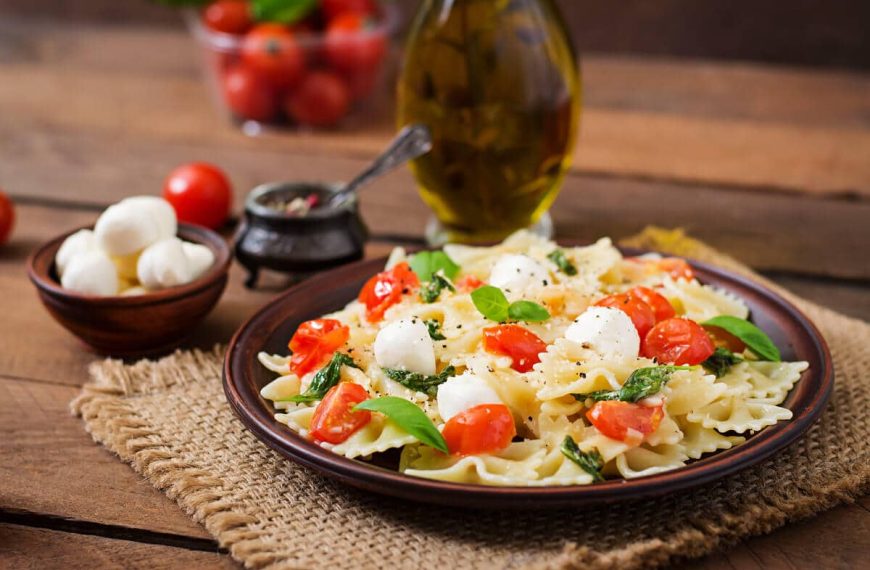 Warmer Nudelsalat Caprese mit Tomaten und Mozzarella