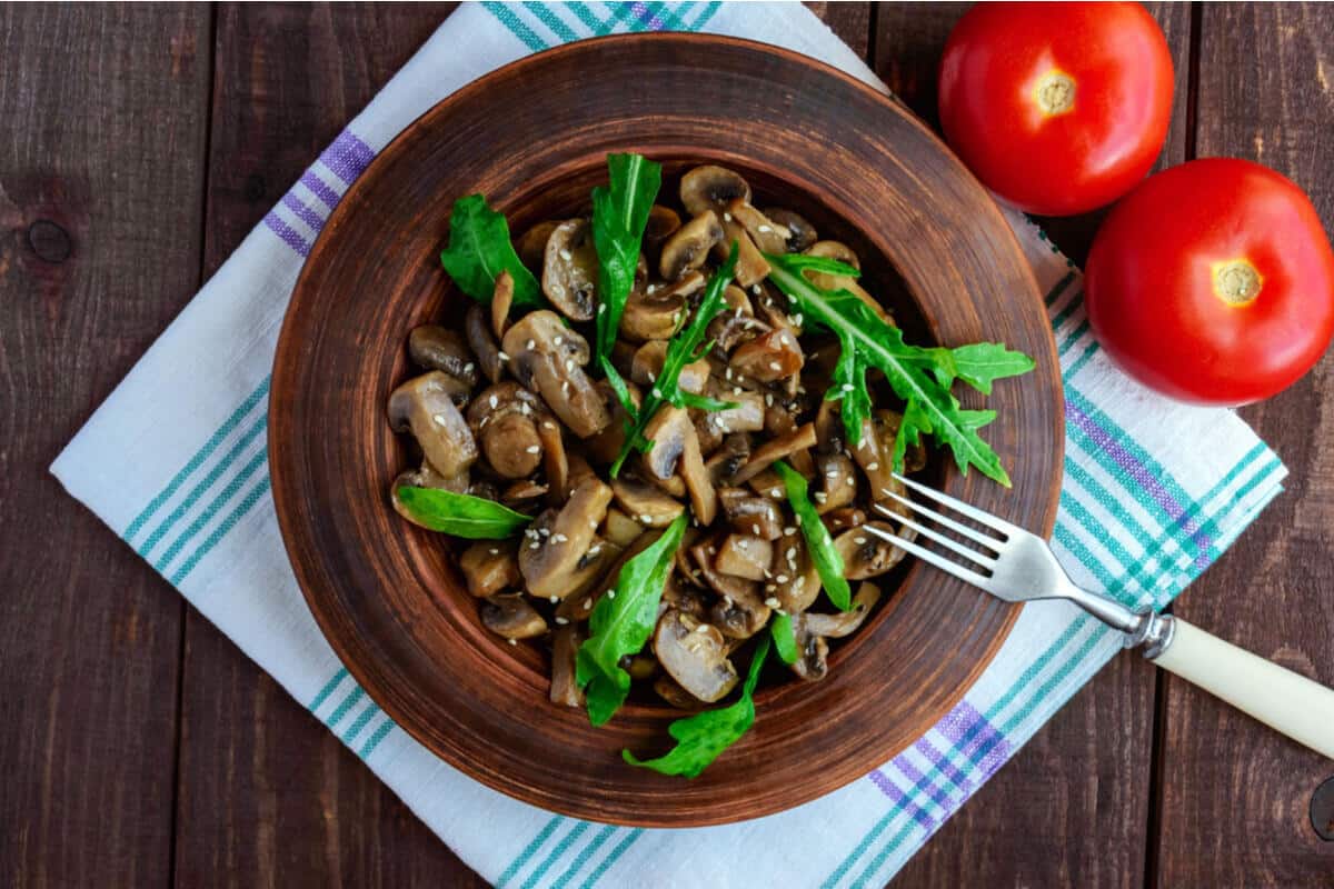 Warmer Pilzsalat mit gebratenen Champignons und Rucola