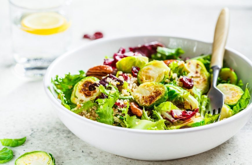 Warmer Rosenkohl Salat mit Quinoa und Salatblättern