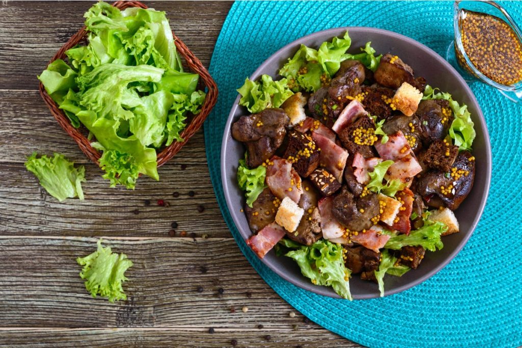 Griechischer Salat mit Garnelen und Senf Dressing