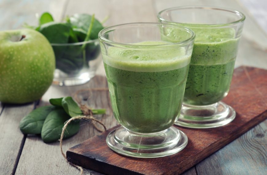 Warmer Spinat Smoothie mit Birnen, Äpfeln und Kokosnussmilch