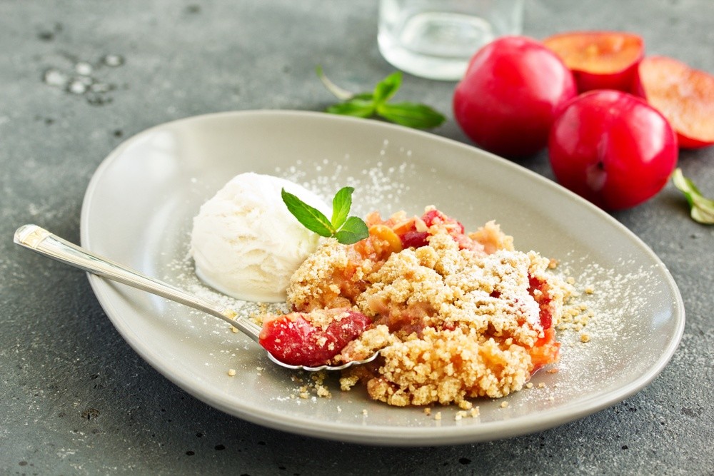 Warmes Pflaumen Crumble mit Haferflocken und Eiscreme