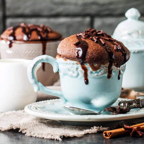 Warmes Schokoladensouffle Dessert mit Milch und Kakao