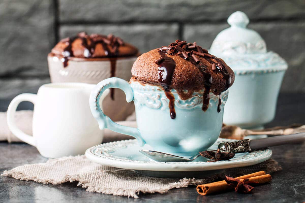 Warmes Schokoladensouffle Dessert mit Milch und Kakao