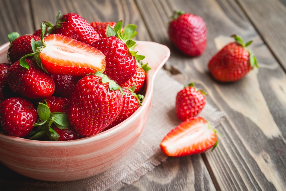 Warum sind Erdbeeren so gesund|Erdbeeren eine hervorragende Quelle für Vitamin C|Erdbeeren enthalten auch eine beachtliche Menge an Ballaststoffen|Erdbeersaison und beliebte Erdbeerrezepte