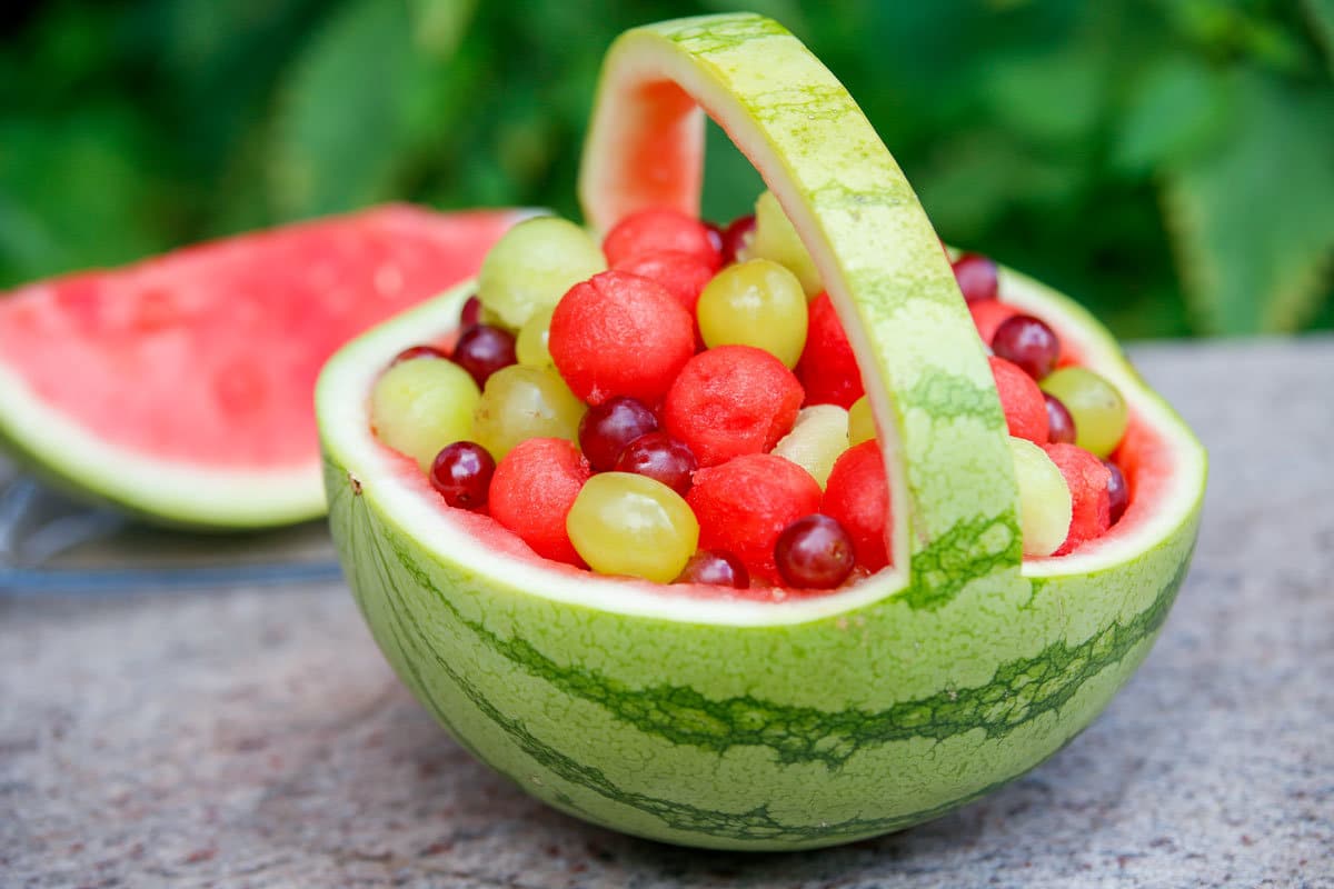 Wassermelonen Salat mit roten und hellen Weintrauben im Korb