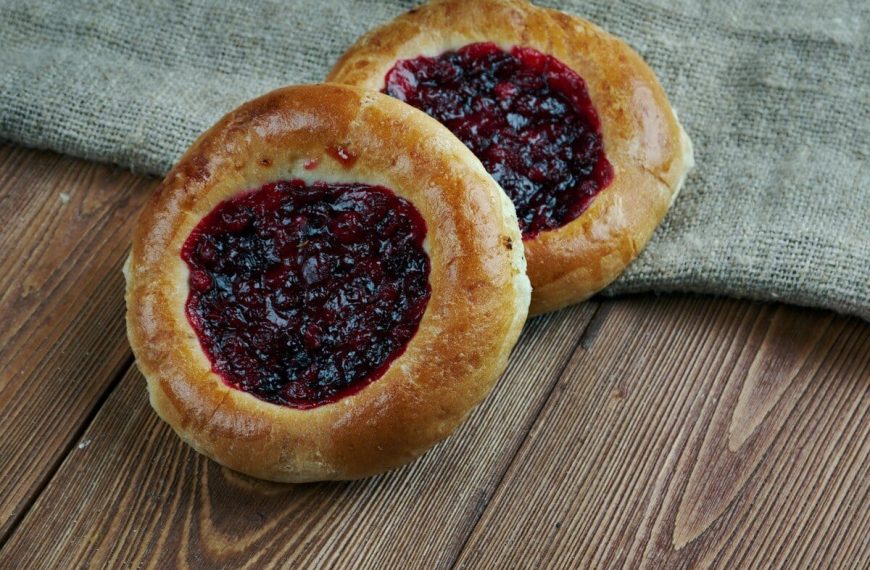 Watruschki – Russisches Hefegebäck mit Marmeladenfüllung