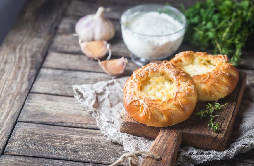 Watruschki mit Quark und Knoblauch