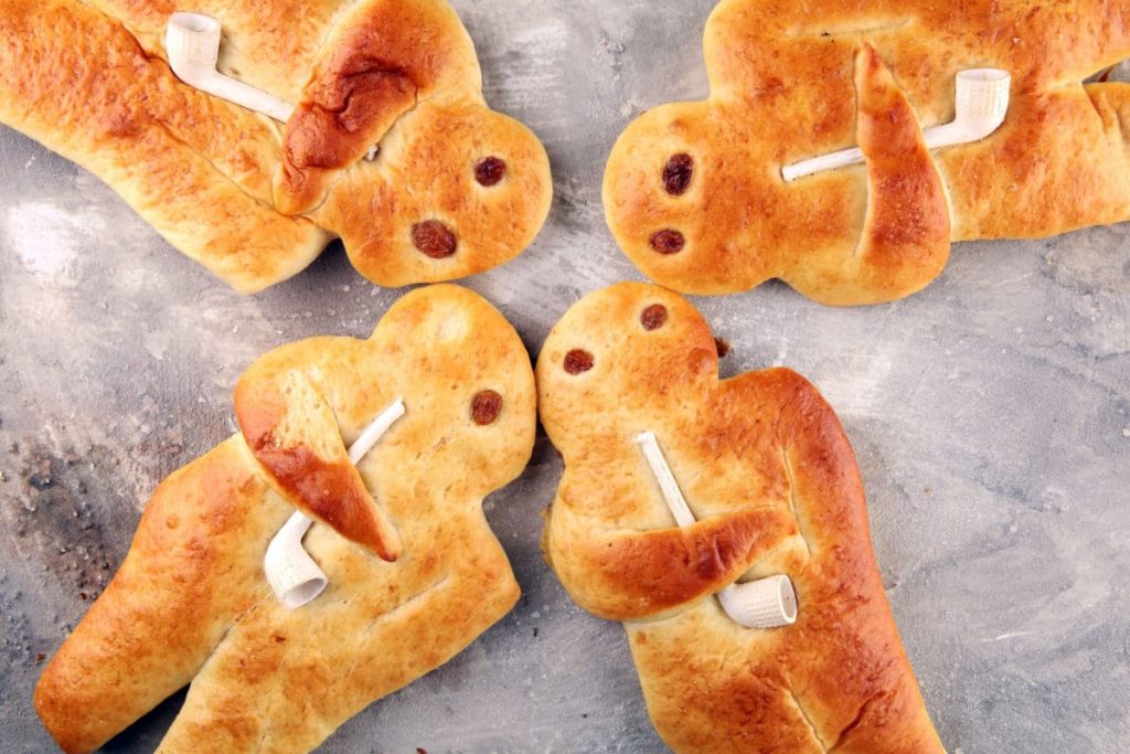 Weckmänner mit Tonpfeifen zum Laternenfest backen