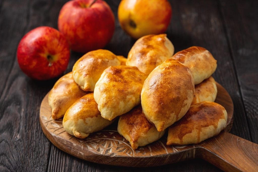 Weiche Apfeltaschen aus Hefeteig mit Zimt und Vanille