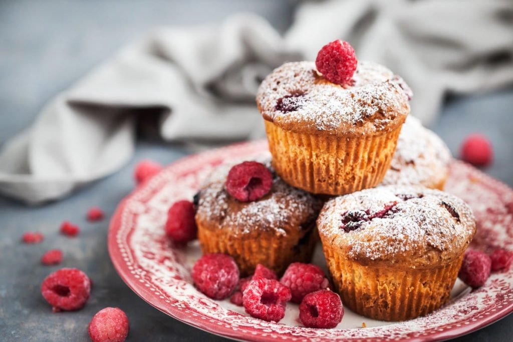 Weiche Himbeer Muffins mit Vanille - Schnelles Kleingebäck mit Himbeeren