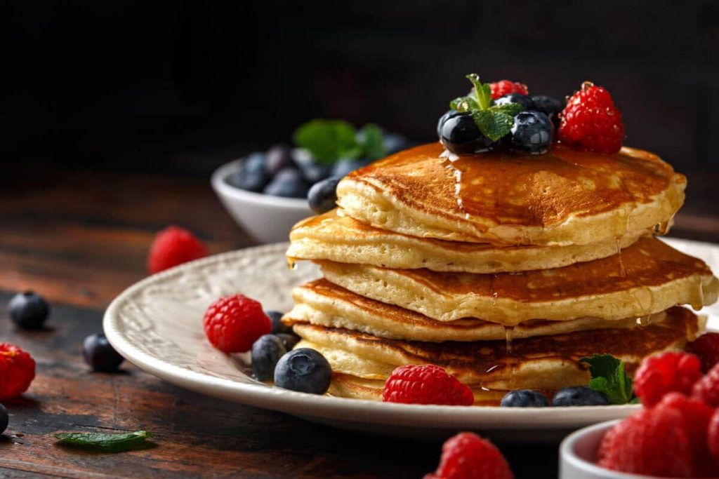 Weiche Pancakes mit Joghurt und Eiern als Frühstücksidee