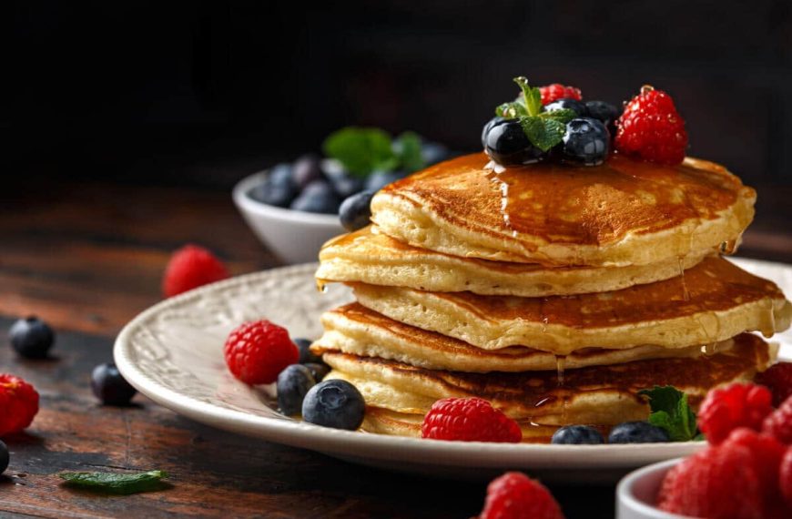 Weiche Pancakes mit Joghurt und Eiern als Frühstücksidee