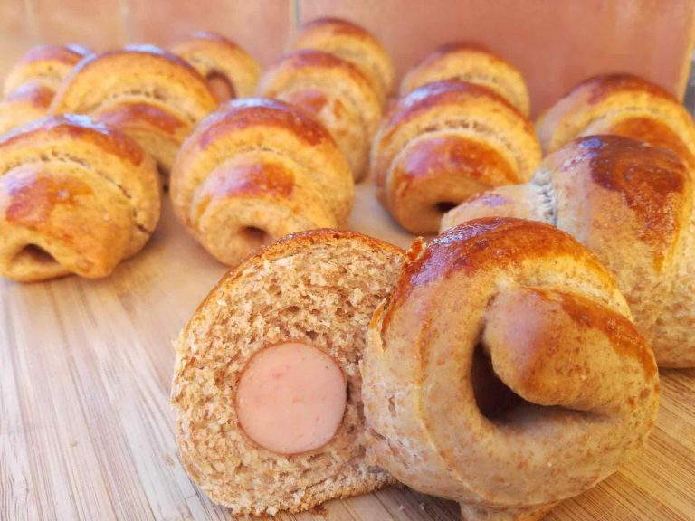 Würstchen im Schlafrock aus Hefeteig mit Schmelzkäse
