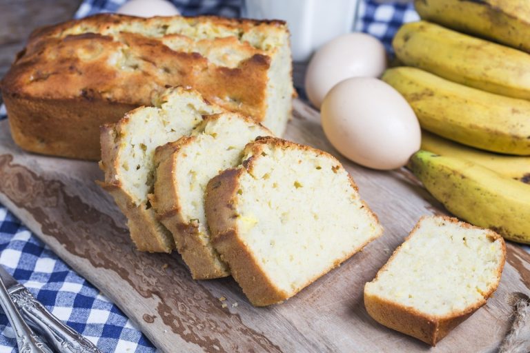 Ganz einfacher Bananenkuchen mit Butter und Vanille