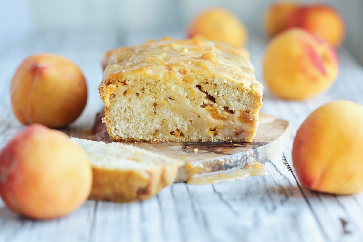 Weicher Früchtekuchen mit Pfirsichen