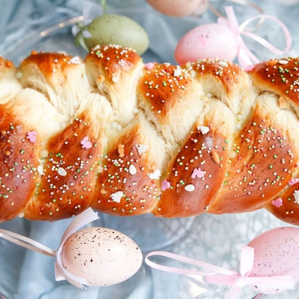 Weicher Hefezopf mit Zuckerstreuseln zum Osterfrühstück