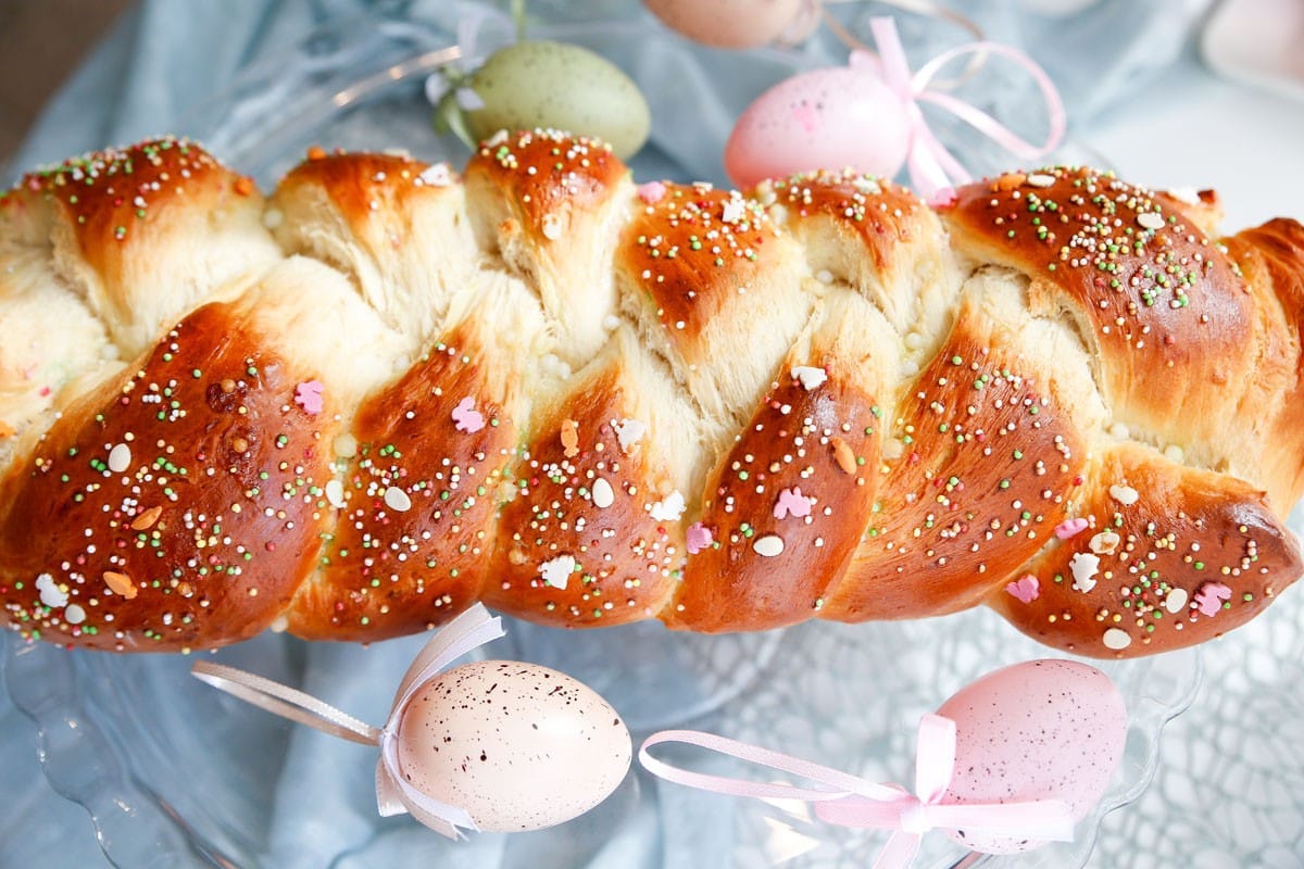 Weicher Hefezopf mit Zuckerstreuseln zum Osterfrühstück