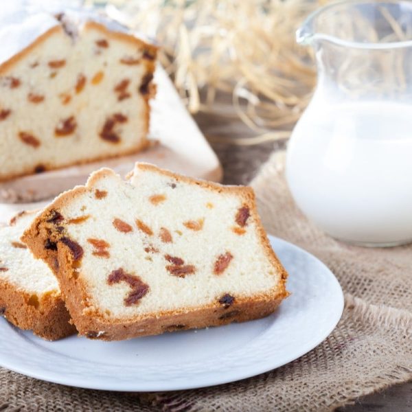Weicher Rosinenkuchen mit Kefir und Vanille