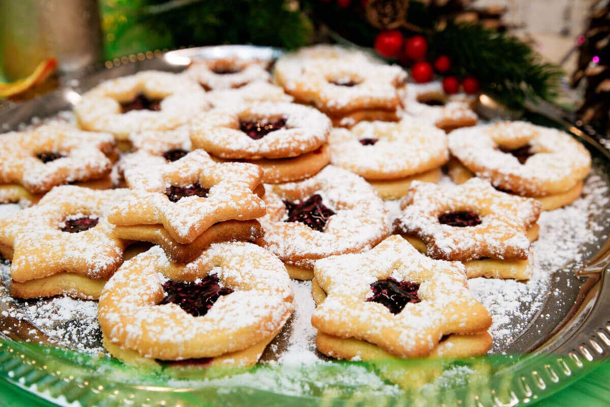 Weihnachtliche Linzer Plätzchen mit Marmelade und Puderzucker