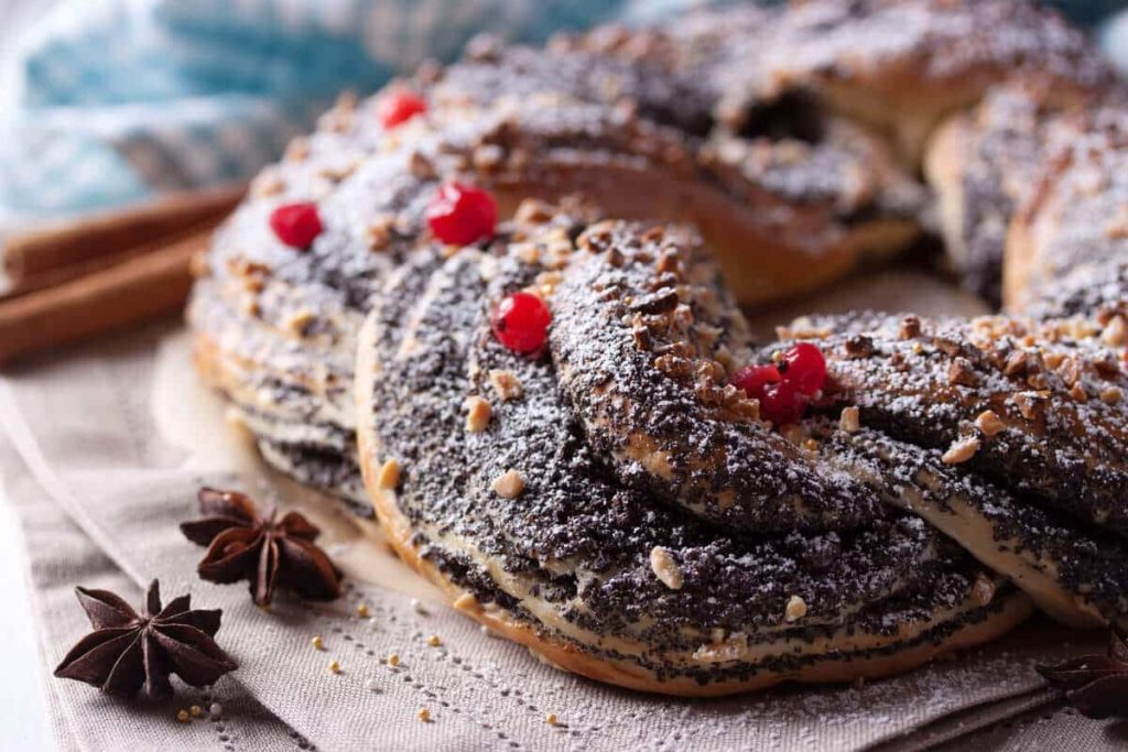 Weihnachtlicher Hefezopf mit Mohn, Mandeln und Haselnüssen