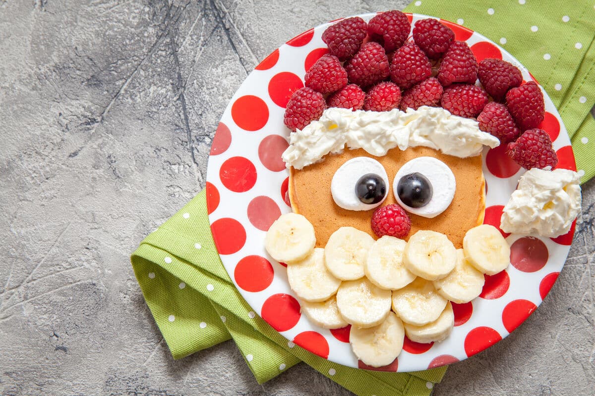 Weihnachts Pancakes mit Himbeeren und Sahne zum Frühstück