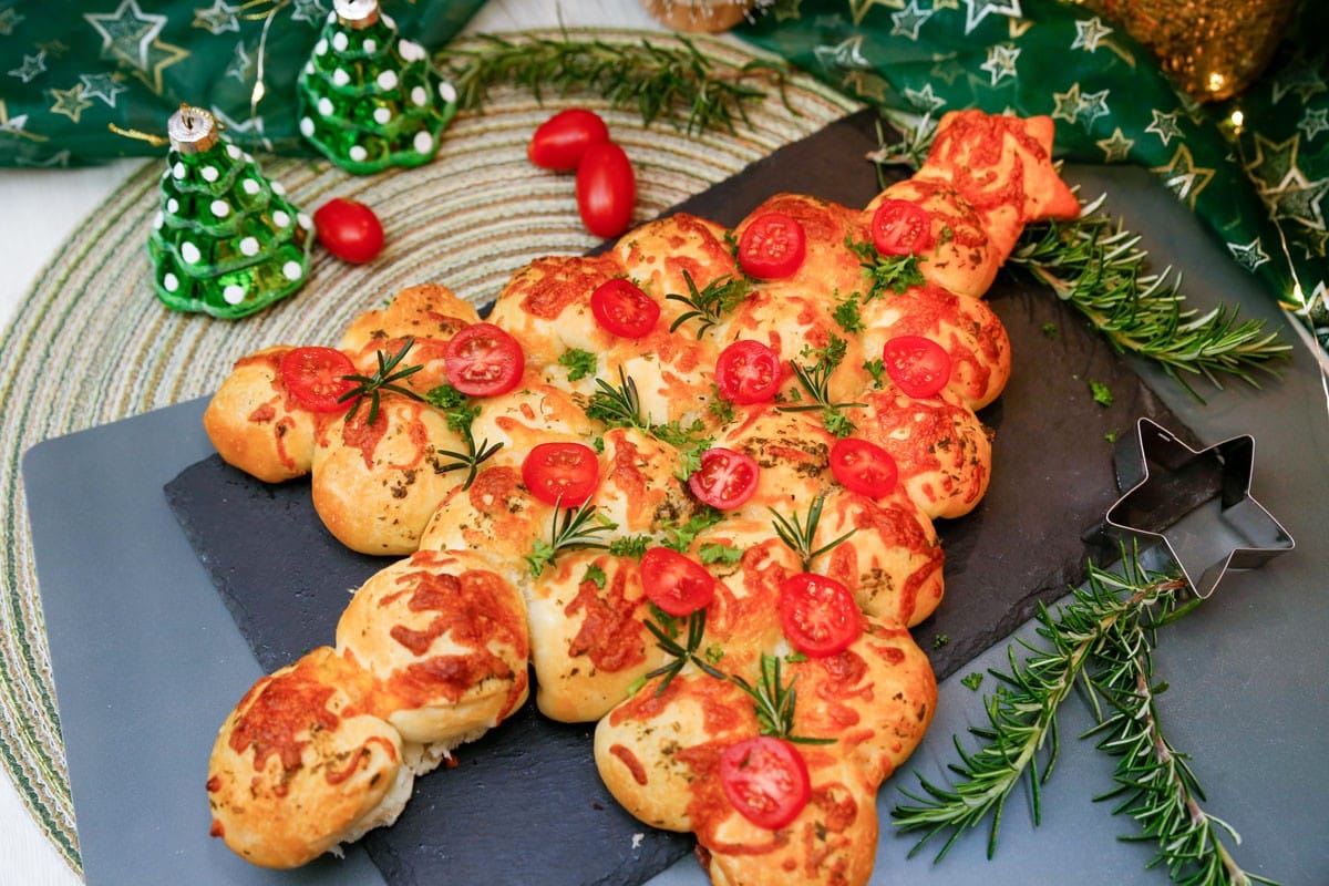 Weihnachts Snack aus Pizzabrötchen mit Kräuterbutter und Mozzarella