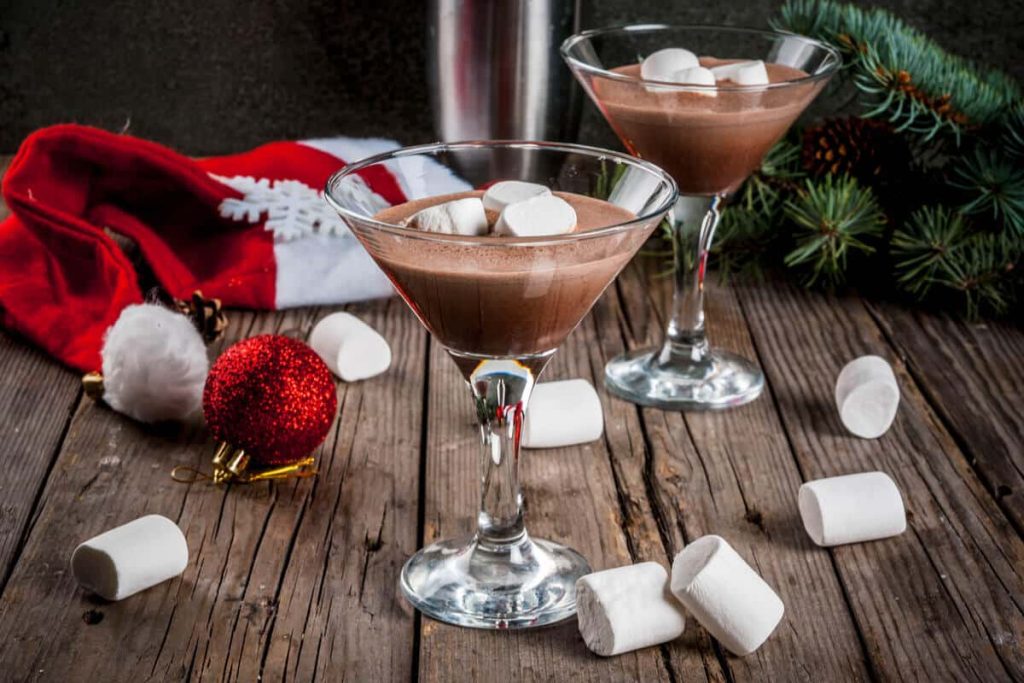 Weihnachtscocktail mit Baileys, Schokolade, Sahne und Wodka