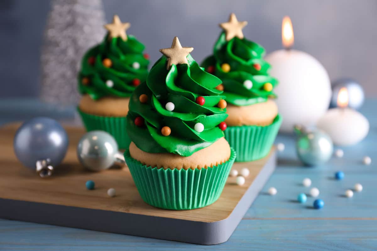 Weihnachtscupcakes aus Vanillemuffins mit Frischkäse Frosting