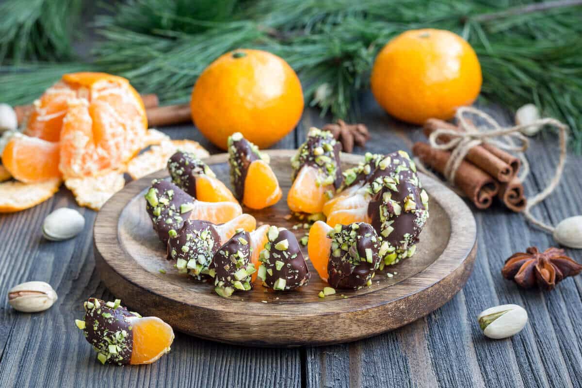 Weihnachtsdessert Mandarinen in Schokolade mit Nüssen