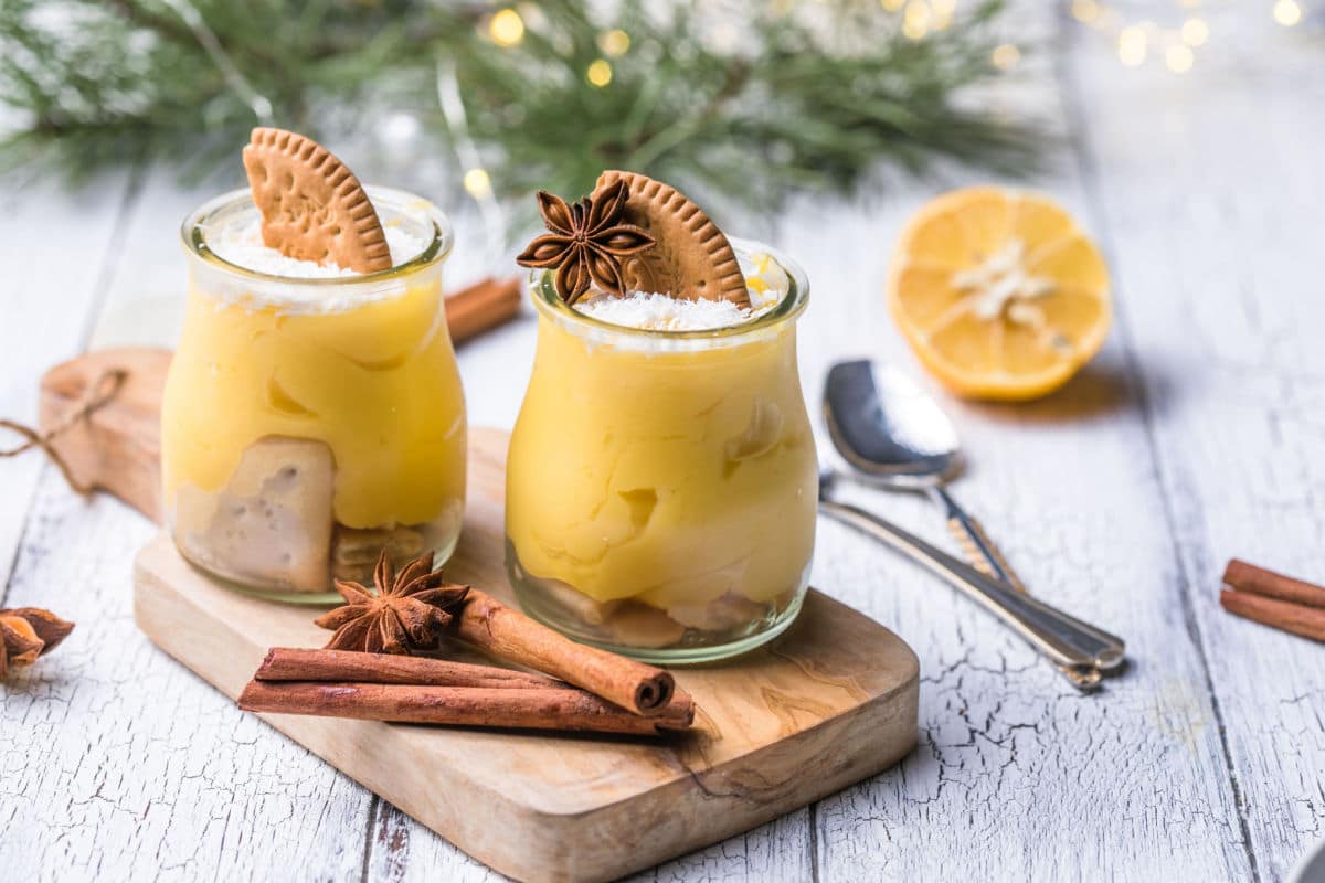 Weihnachtsdessert aus Eierlikörpudding mit Plätzchen