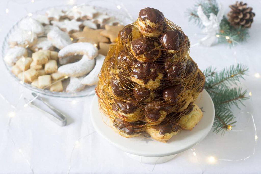 Weihnachtsdessert aus Windbeuteln mit Schokolade und Karamell