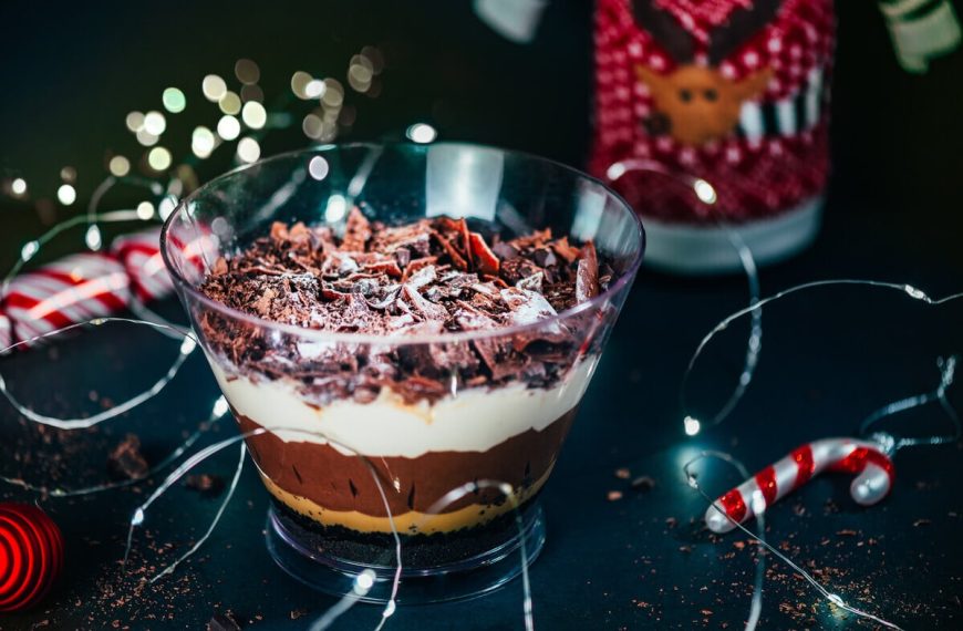 Weihnachtsdessert mit Schokolade, Sahne und Spekulatius