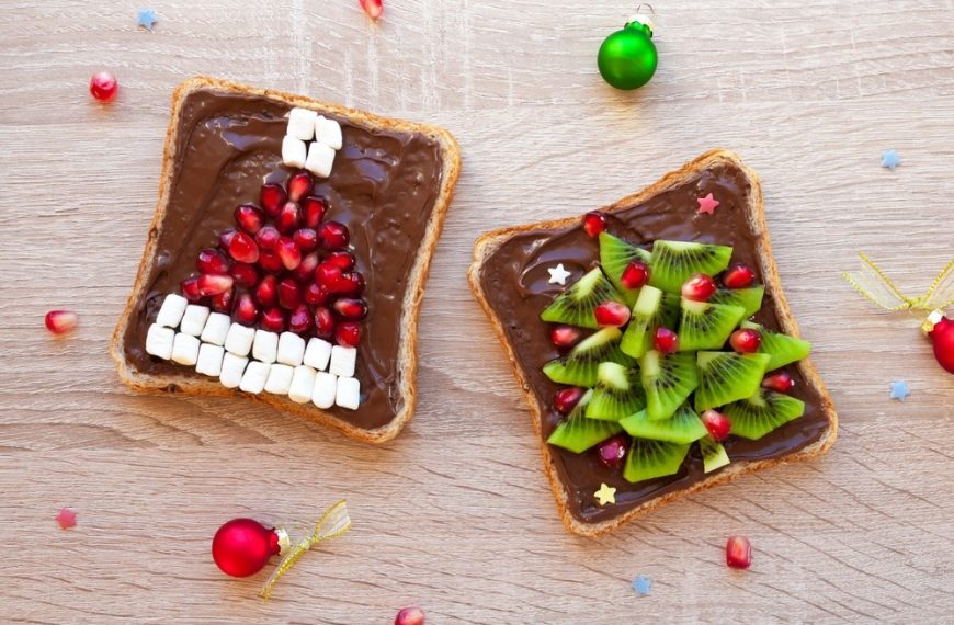 Weihnachtsfrühstück mit Schokoladenbrot und Obst